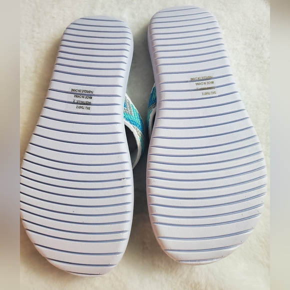 NWOT Flip flops - Picture 3 of 3